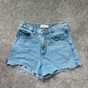 ABERCROMBIE & FITCH HIGHWAISTED WOMENS DENIM BLUE SHORTS (size 28/6) gently worn